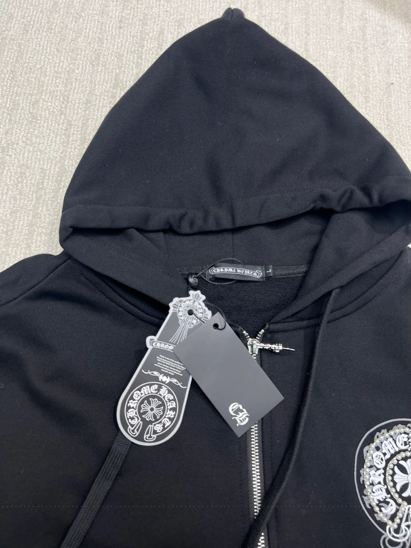 P350 𝗖𝗵𝗿𝗼𝗺𝗲 𝗛𝗲𝗮𝗿𝘁𝘀Cro Heart Pure cotton terry zipper hooded jacket High weight cotton double yarn 380g large terry fabric, fixed and dyed matching ribs, customized full set of accessories, clear letters and perfect restoration without difference. High-end atmosphere, full of class, imported rubber paddle printing graphics and customized bead blasting technology, all wiring is a special machine chain double line.  Size: M L XL XXL